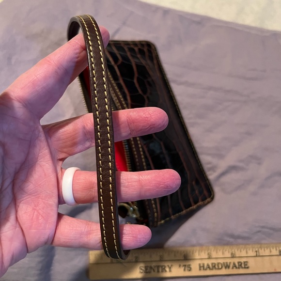 Dooney & Bourke Croc Print Wristlet. EUC. - Picture 8 of 9